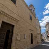 ...costruita nel �600 unendo il precedente tempio religioso dedicato a San Cleto a dei palazzi adiacenti. Per questo oggi l�edificio ci appare con il suo aspetto poco �classico�...